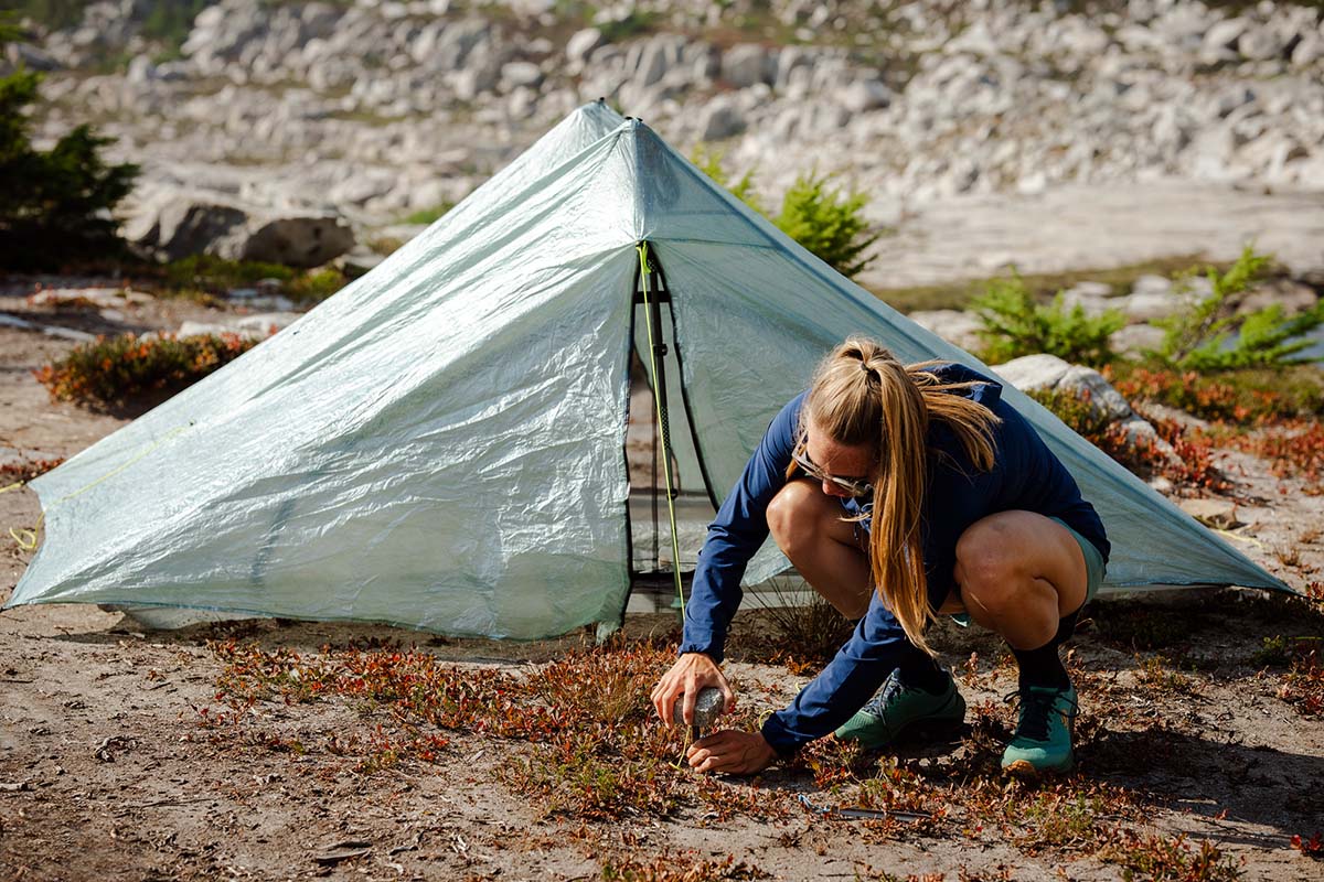 Zpacks Duplex Zip trekking-pole tent (setting up 2)